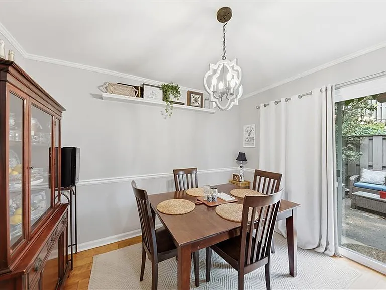 174 Maribeau Sq NW — Photo 6