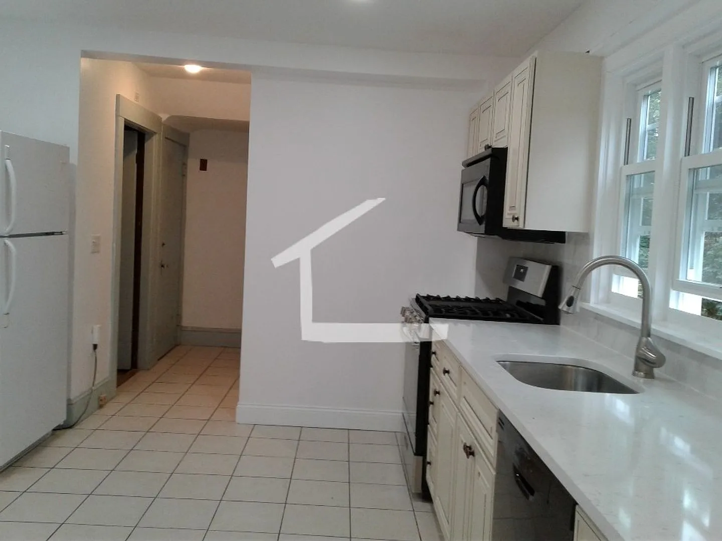 Prime BC Location. Entire House for Rent, Deck, Laundry, Parking — Photo 2