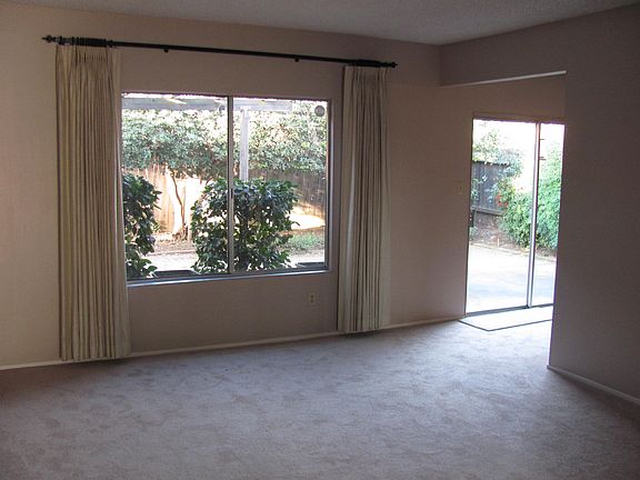 4th image of 73 Waterglen Cir