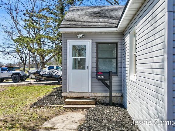 4th image of 1649 Burton St SE