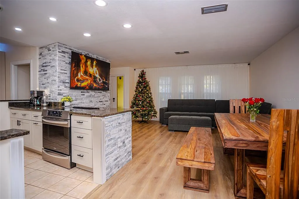 3 bed, 2.0 bath, 1307 sqft, $2,900 — Photo 3