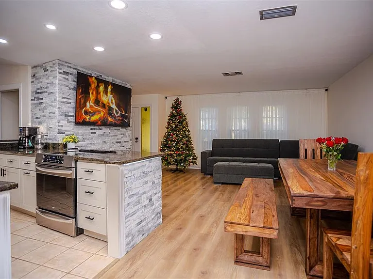 2719 Forest Knoll Dr — Photo 3