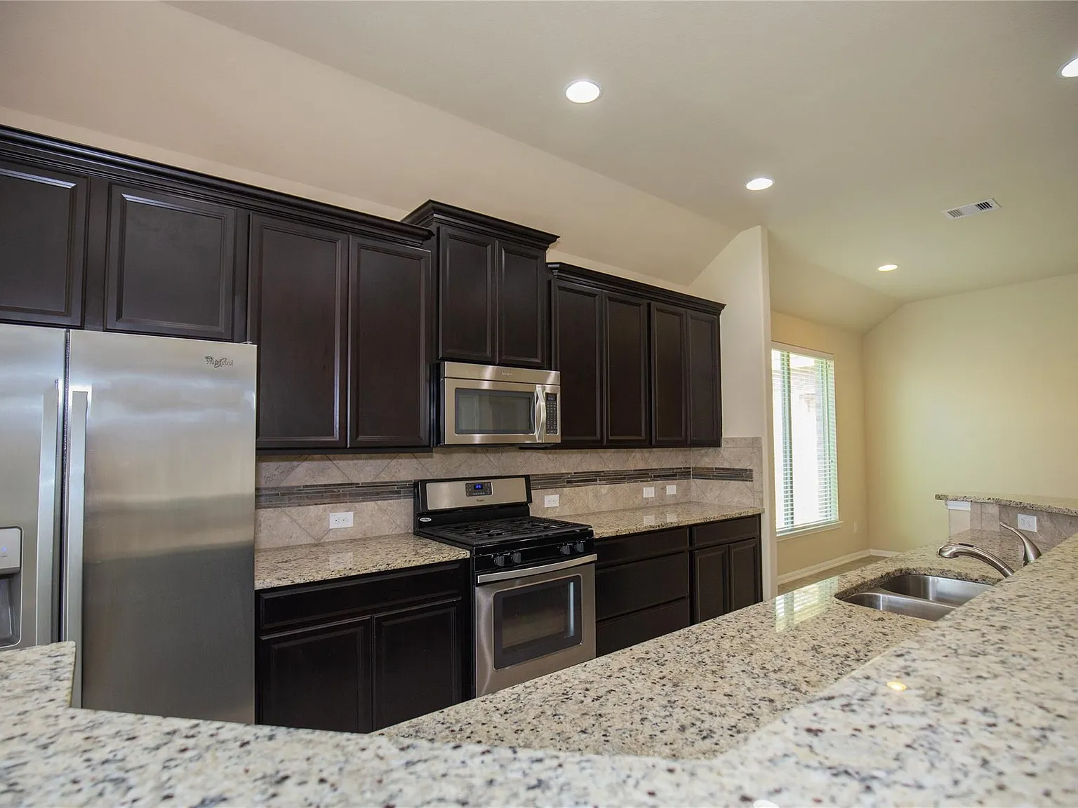 4 bed, 2.5 bath, 2385 sqft, $2,390 — Photo 4
