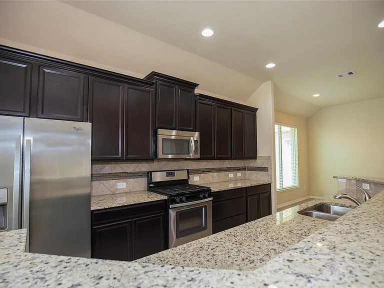 311 Lockridge Hill Ln — Photo 4