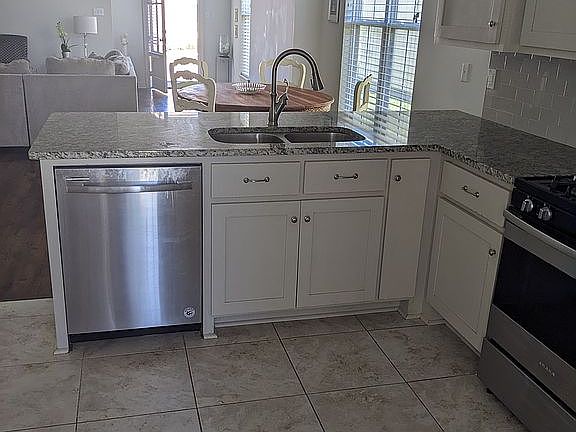 3rd image of 206 Harvey Cay Ln