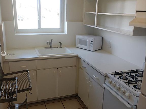 3rd image of 6941 Bay Dr APT B4