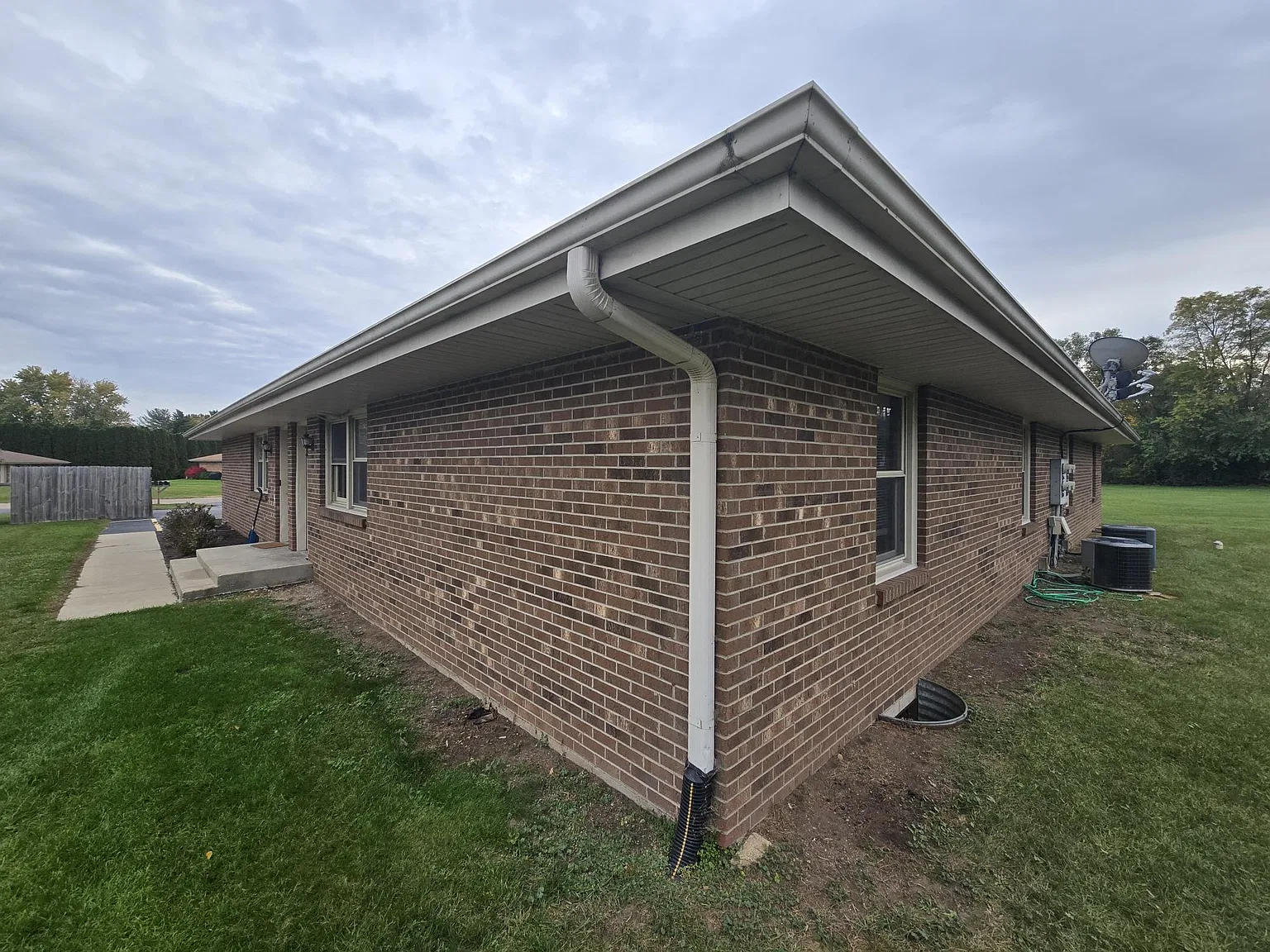 2 bed, 870 sqft, $900 — Photo 3
