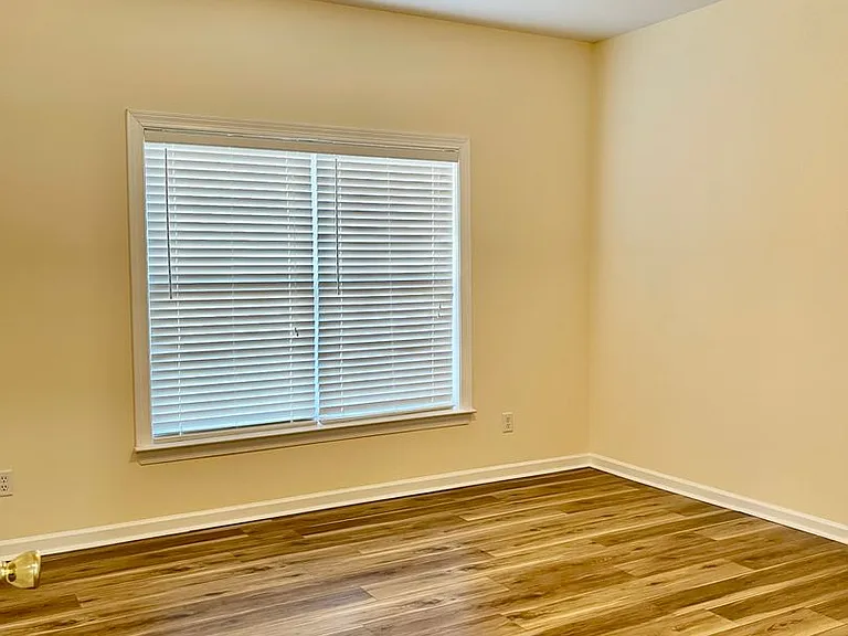 373 Southgate Dr — Photo 15