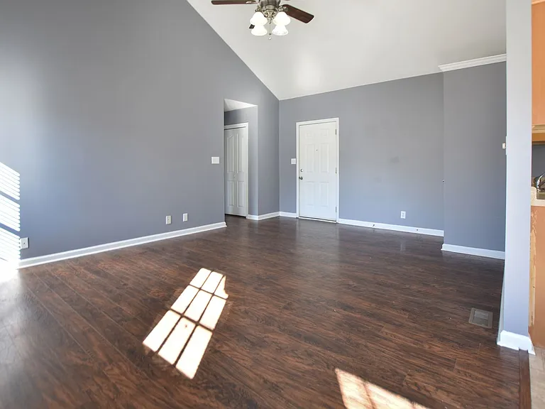 423 Athena Dr — Photo 3