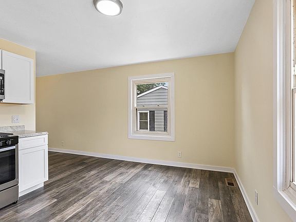 4th image of 22442 Yates Ave