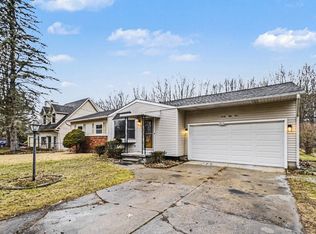 2054 Raby Rd, Haslett, MI 48840