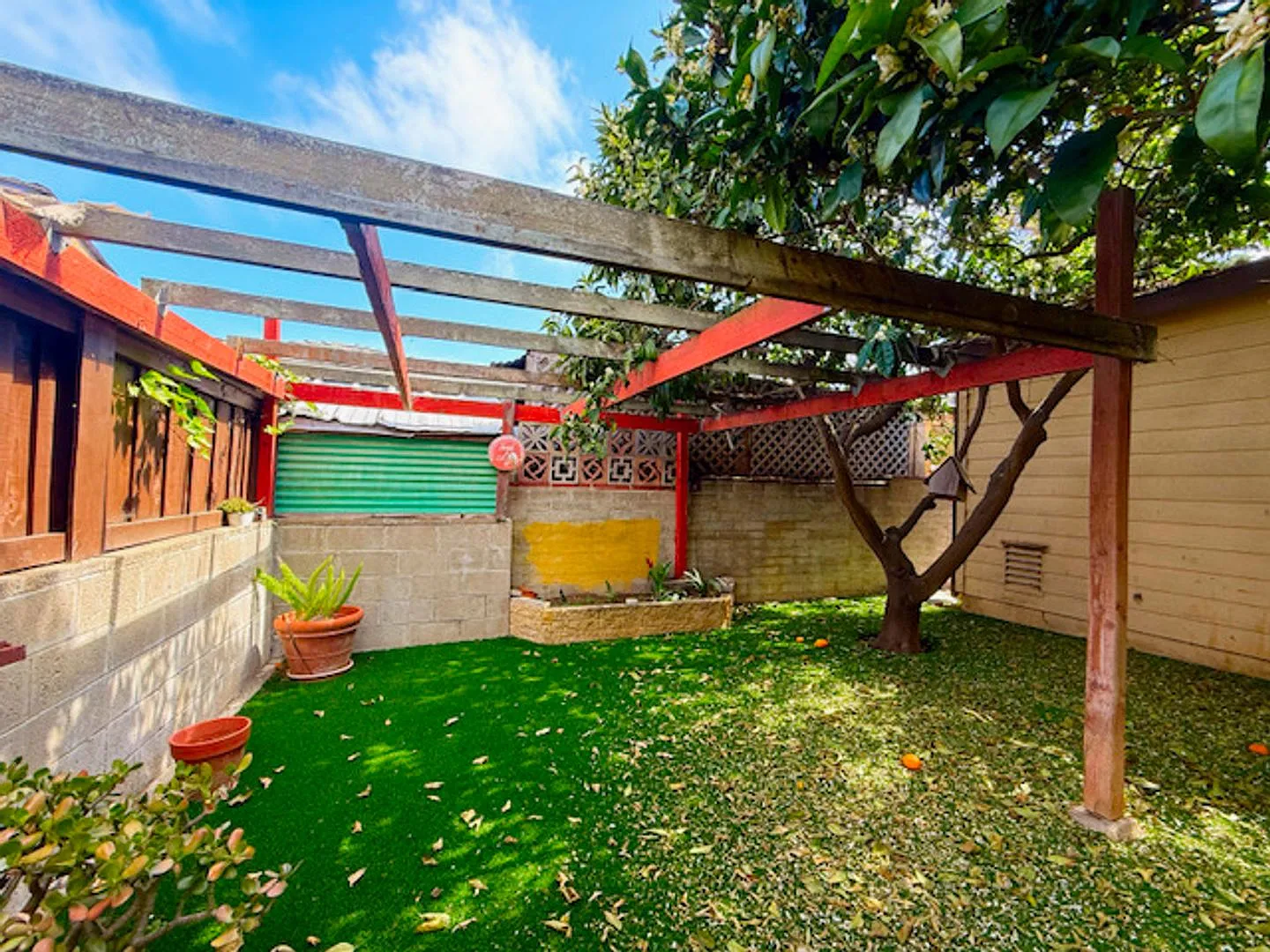 Beautiful 3/2 on a Great Block in Ocean Beach — Photo 4