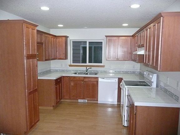 Kitchen w/New Appliances