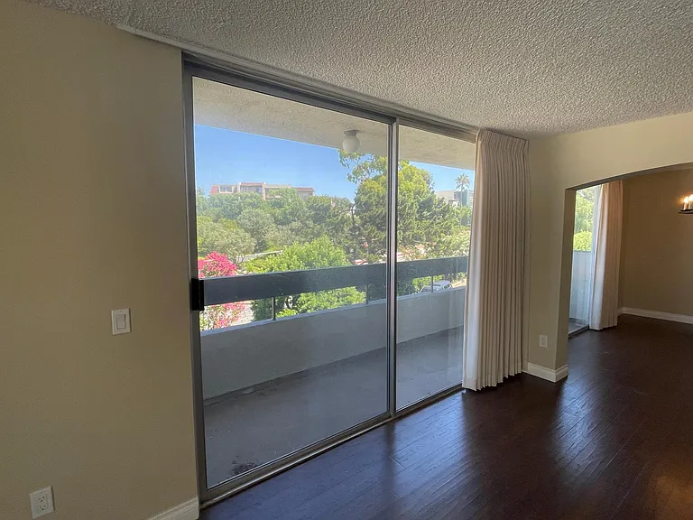 Large windows with plenty of light