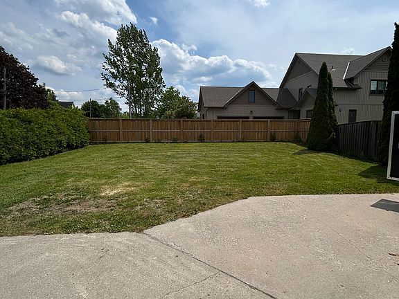 3rd image of 523 Lake Dr E