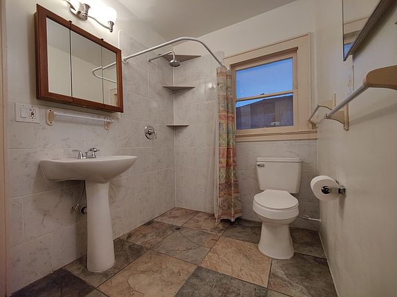 Three quarter bathrooom