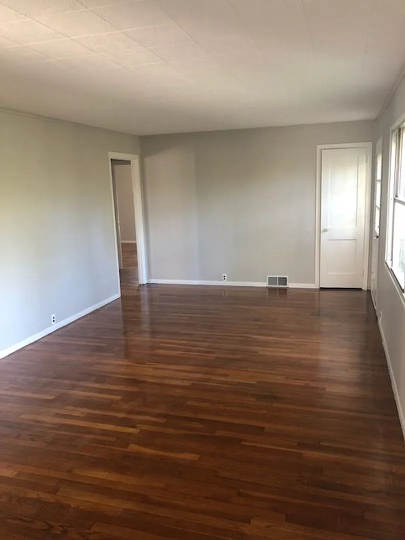 Available Now! Newly renovated 2 Bedroom country home! — Photo 4