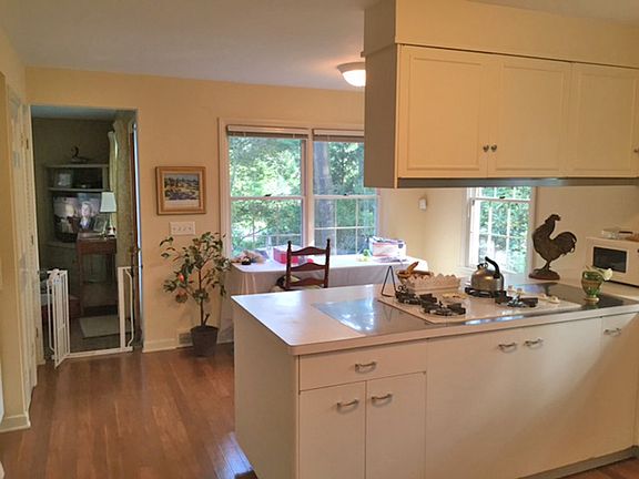 4th image of 70 Henning Dr