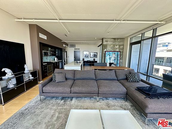 3rd image of 1100 S Hope St APT 1401