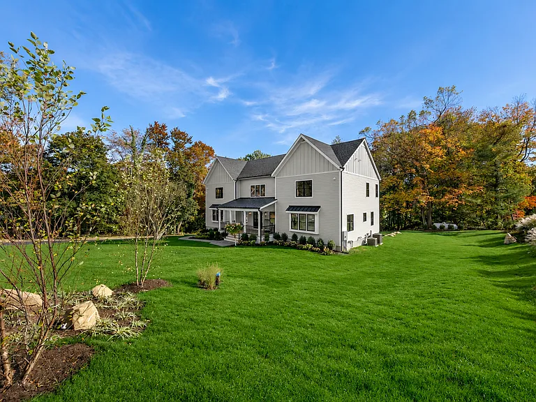 31 Gray Farms Rd — Photo 2