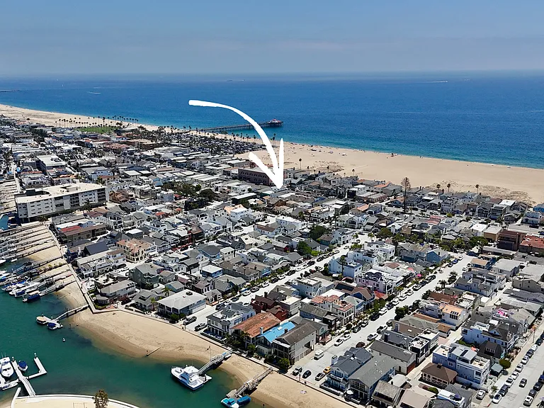 214 E Balboa Blvd — Photo 2