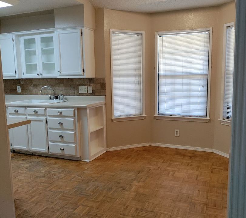 2nd image of 3037 Oakshire St