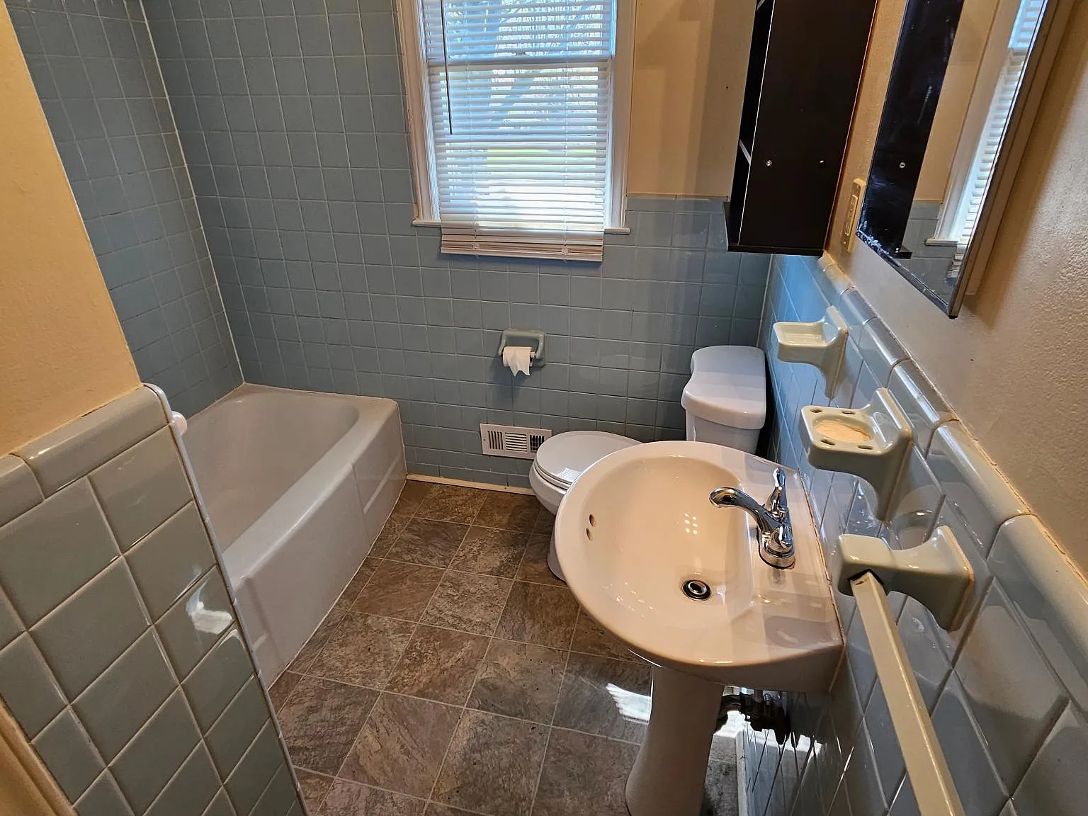 3 bed, 977 sqft, $1,350 — Photo 4