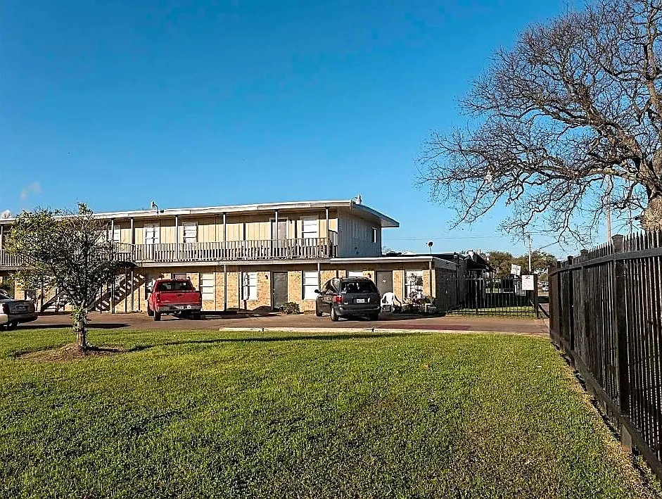 Coral Manor Apartments — Photo 3
