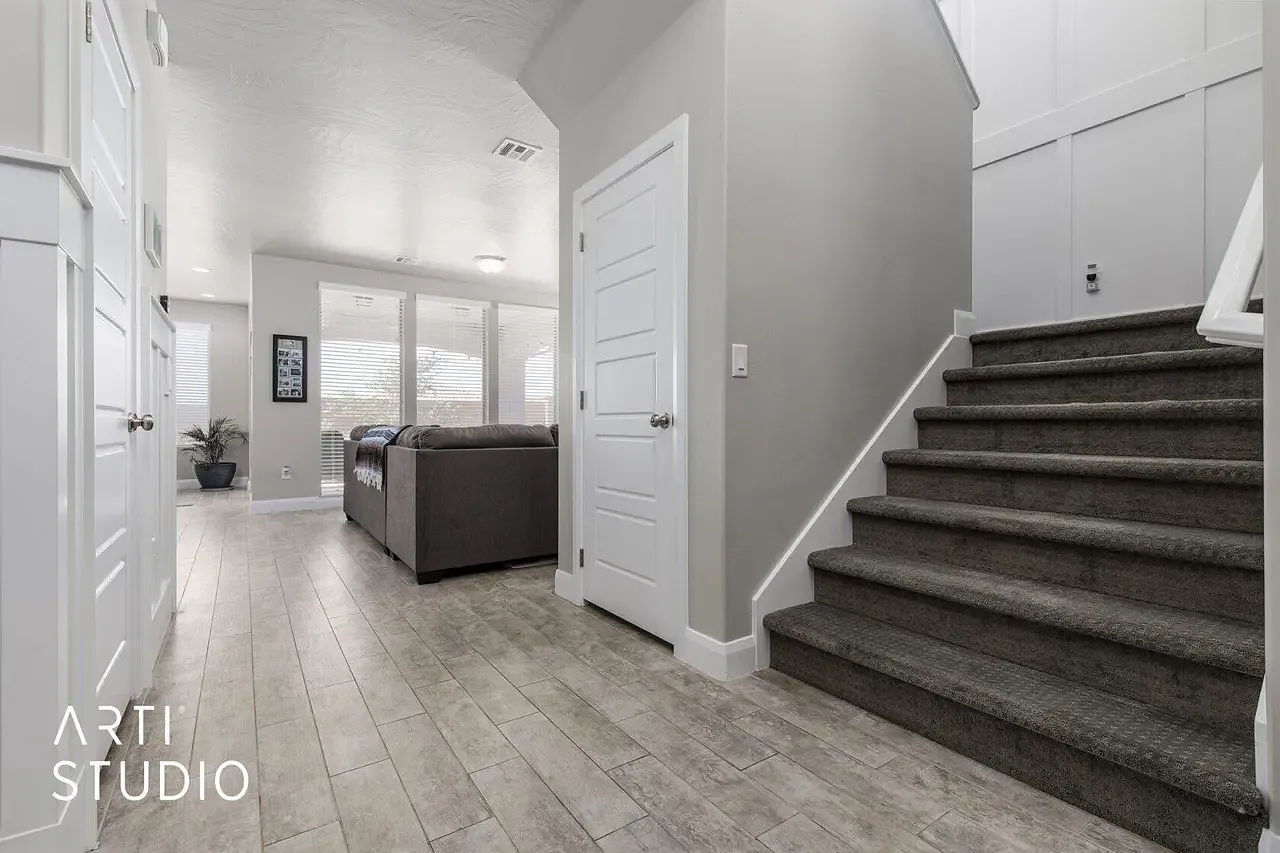 4 bed, 2441 sqft, $2,850 — Photo 2