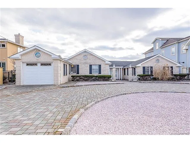 1712 Bay Isle Dr photo 1