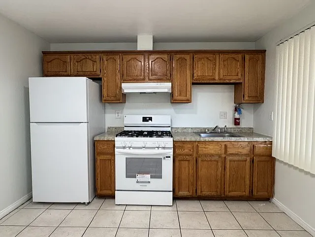 3 bed, 850 sqft, $2,999 — Photo 2