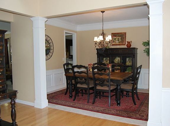 Dining rm with crown molding and wainscoting