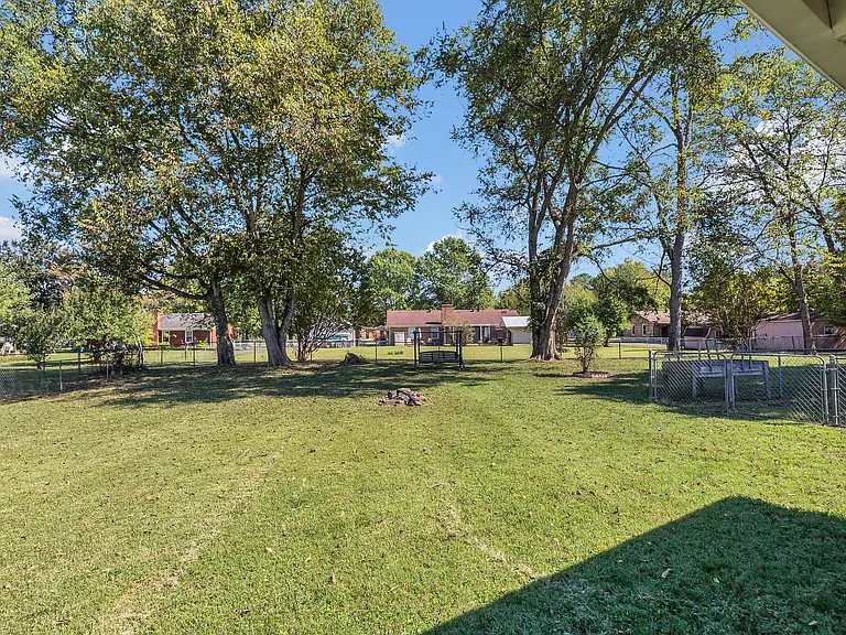 2891 Sunnyview Dr — Photo 32