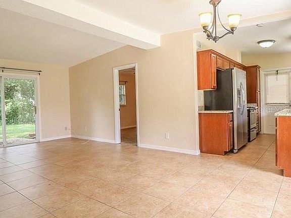 3rd image of 2889 Rouen Ave
