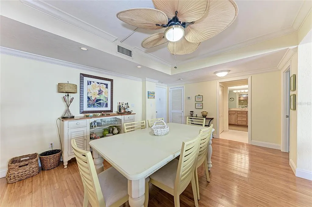 2 bed, 2.0 bath, 1421 sqft, $9,900 — Photo 4