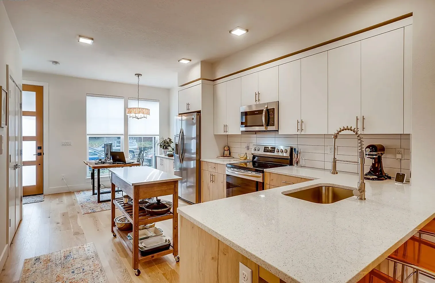 2 bed, 2.5 bath, 1055 sqft, $2,500 — Photo 2