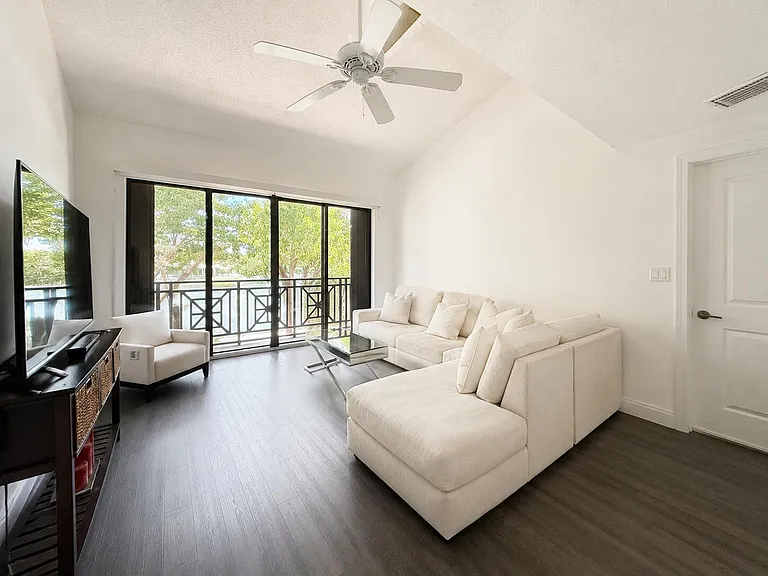 1645 S Ocean Ln #289 — Photo 3