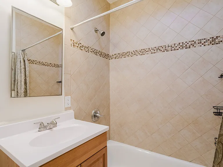 10550 1/4 W Victory Blvd — Photo 24