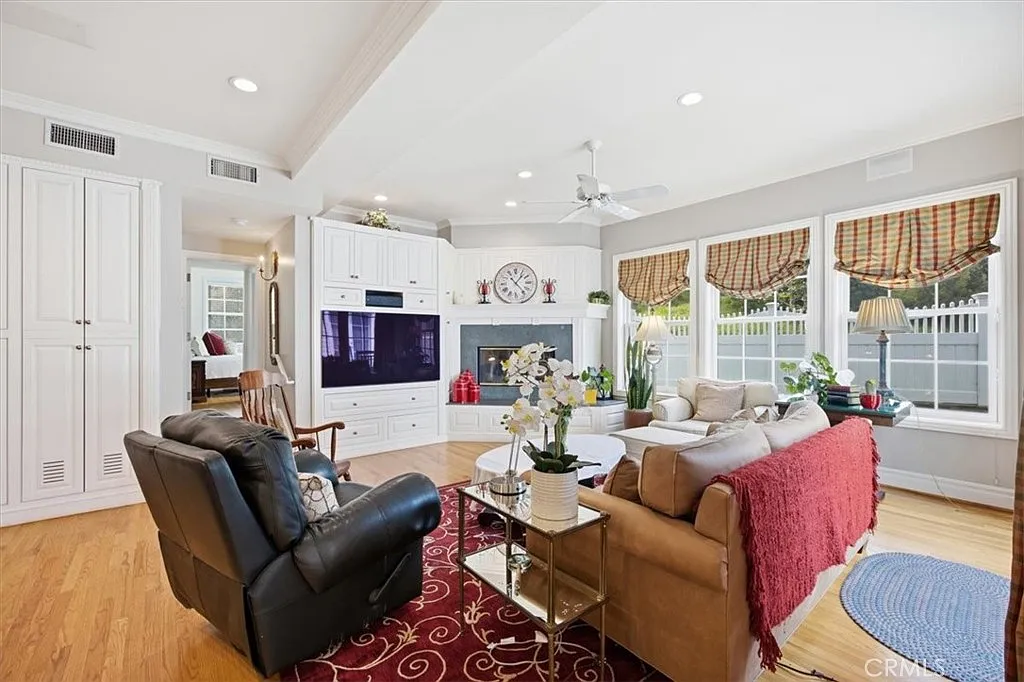 5 bed, 4282 sqft, $40,000 — Photo 2