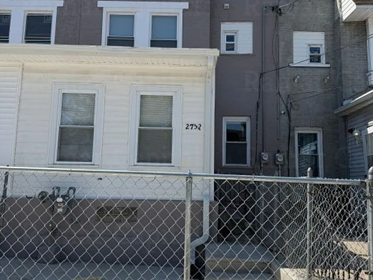 2752 Mickle St — Photo 2