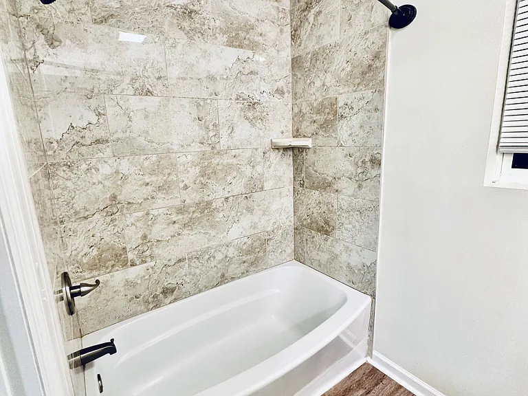 2318 Lloyd Ave — Photo 11