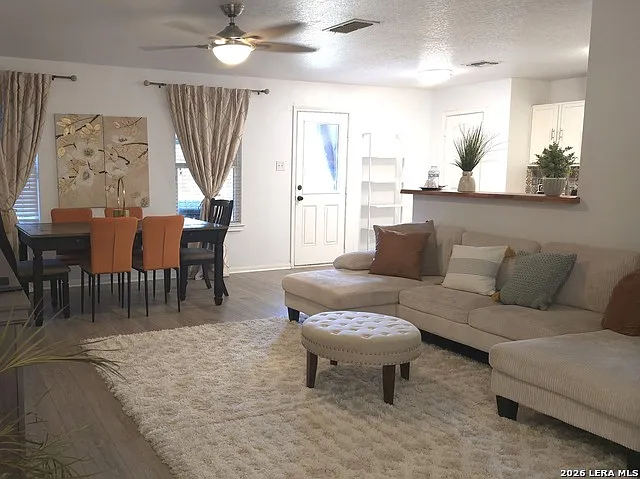 3 bed, 2.5 bath, 1209 sqft, $1,800 — Photo 2