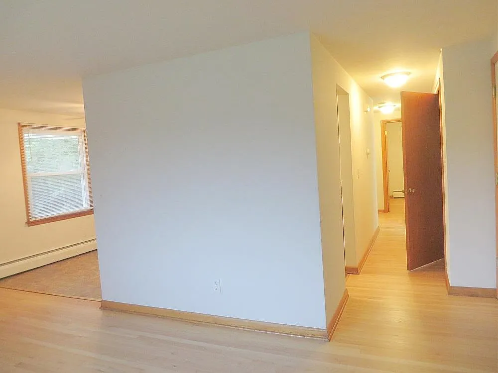 3 bed, 950 sqft, $1,399 — Photo 3