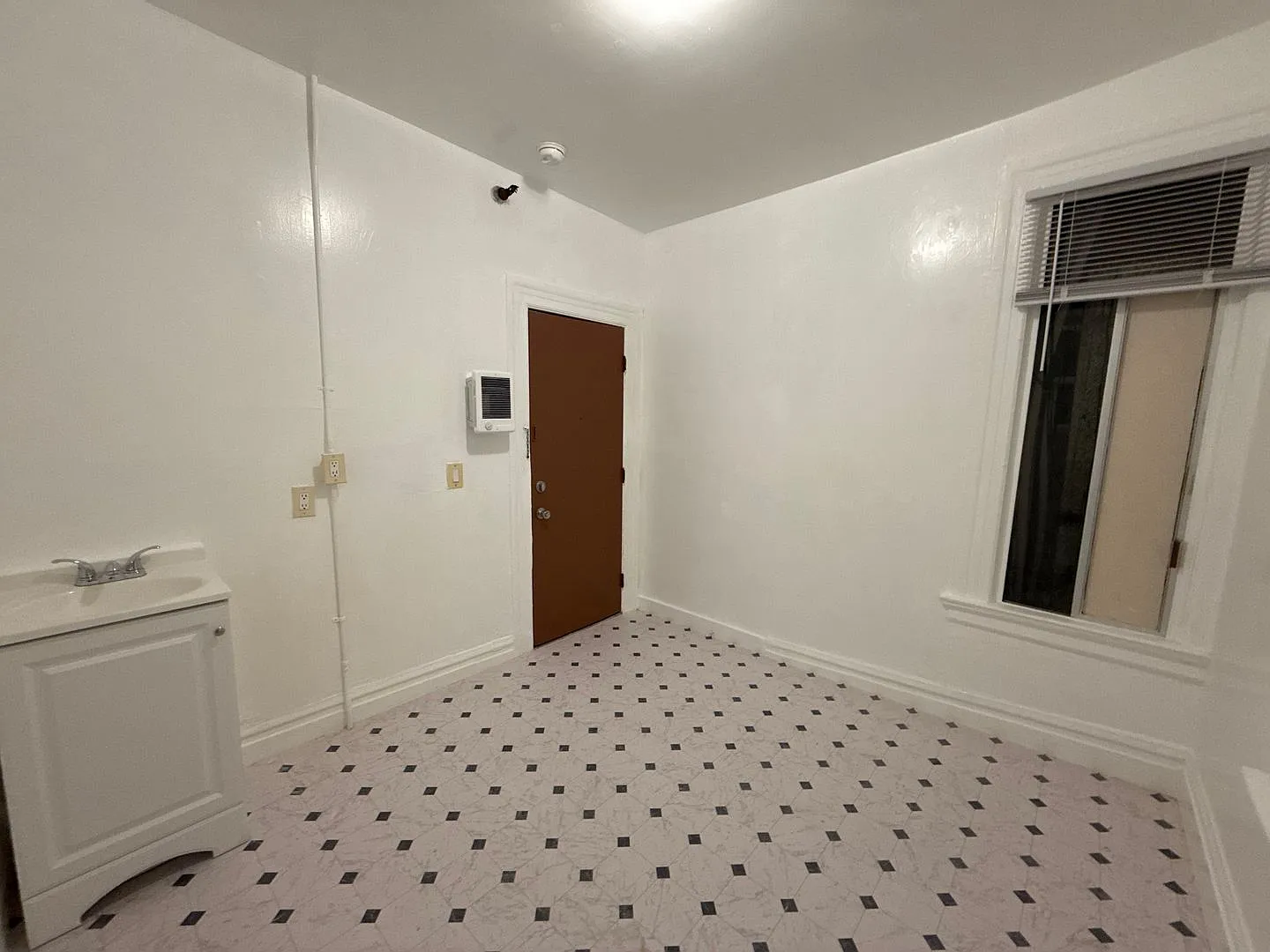 Private SRO Room near North Beach, Chinatown & Financial District — Photo 1