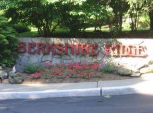 2 Petersburg Ct, Oak Ridge, NJ 07438