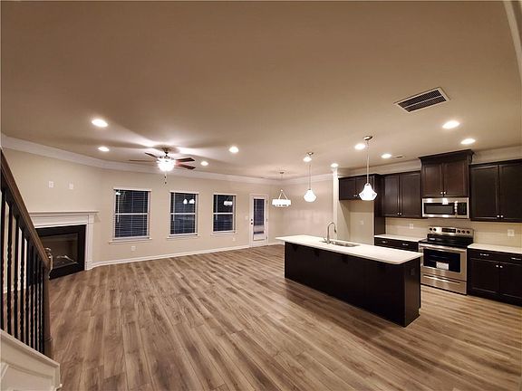3rd image of 6239 Thorncrest Dr #11