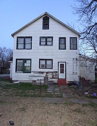 4th image of 401 Elm St