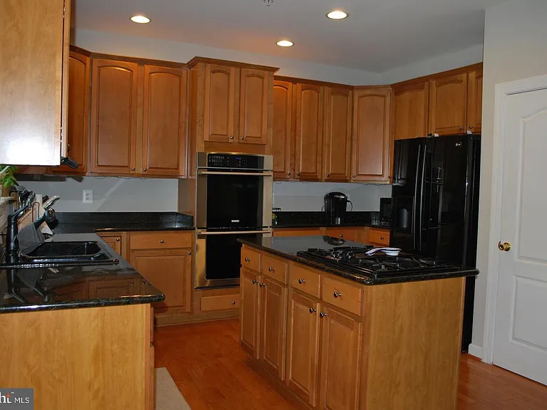 2309 Abby Rd — Photo 4