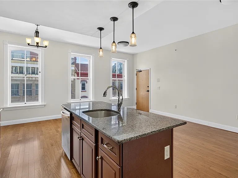 224 E State St — Photo 33