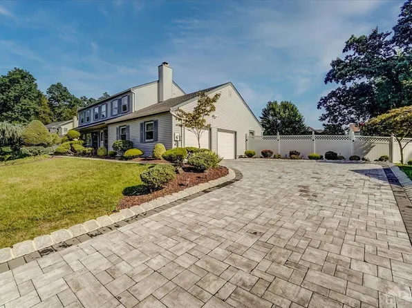 22 Jasmine Dr, Piscataway, NJ 08854